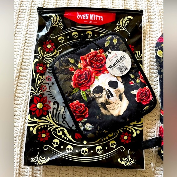 🌹Skulls & Roses Red Black Moody Cotton Printed Halloween Kitchen Oven Mitts🌹 - Picture 7 of 15